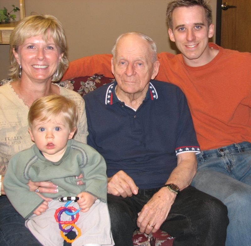 2005/11(Nov)/06(Family-Portrait-Sittings)/800x600_Four Generations-Albert-Josh-Janeen-Ian.jpg